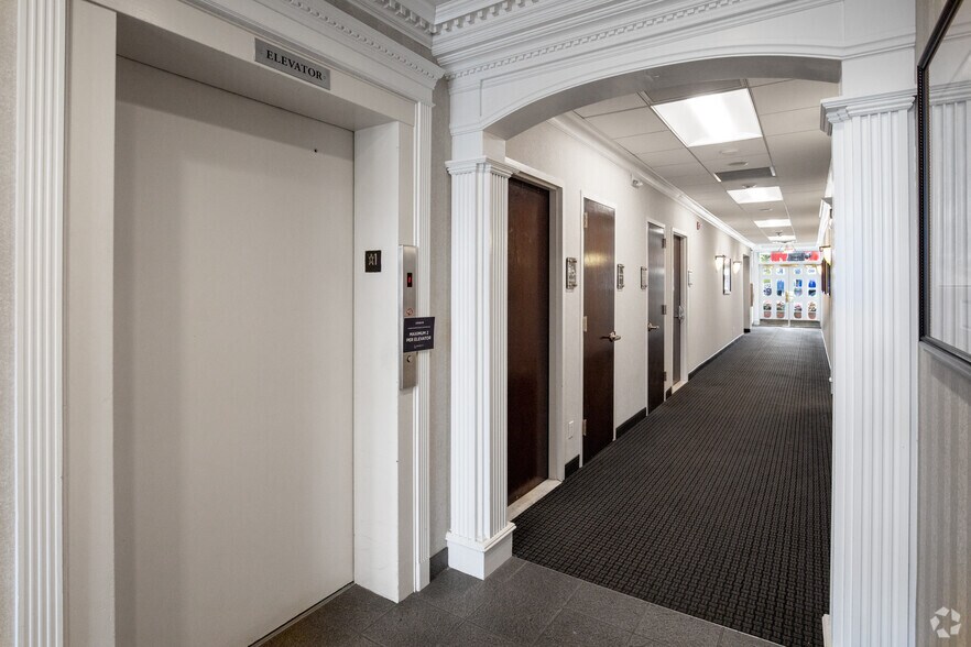 180 E Main St, Smithtown, NY à louer - Hall d’entrée - Image 2 de 3