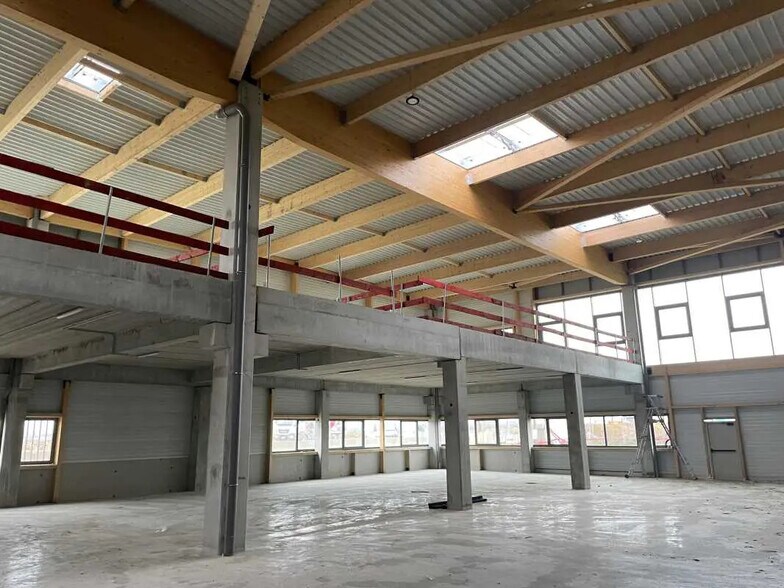 Office in Tremblay-en-France for lease - Interior Photo - Image 2 of 14