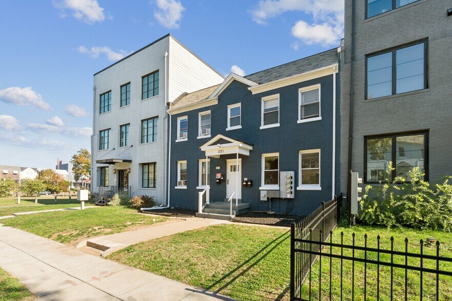221 20th St Ne, Washington, DC for sale - Building Photo - Image 2 of 26