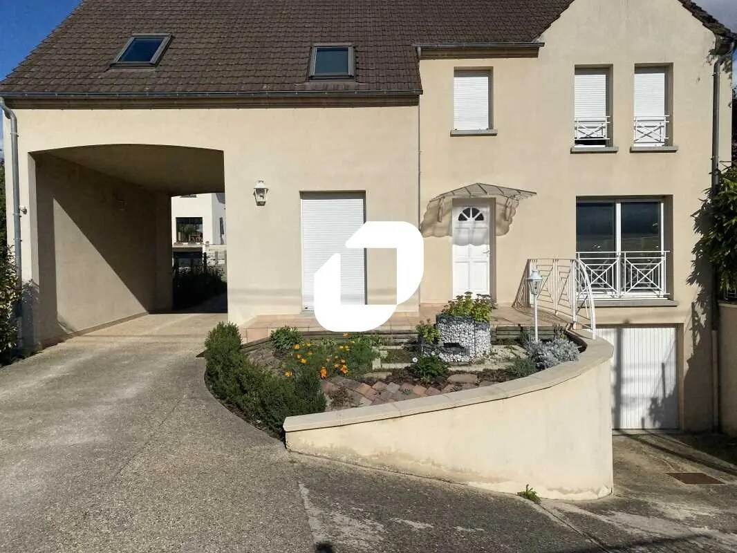 Flex in Pierrelaye for lease Building Photo- Image 1 of 7