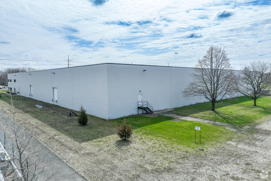 12007 Smith Dr, Huntley, IL for lease - Building Photo - Image 2 of 5