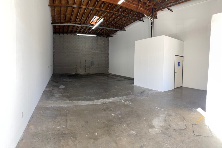 5859 Rosebud Ln, Sacramento, CA à louer - Photo du bâtiment - Image 3 de 13