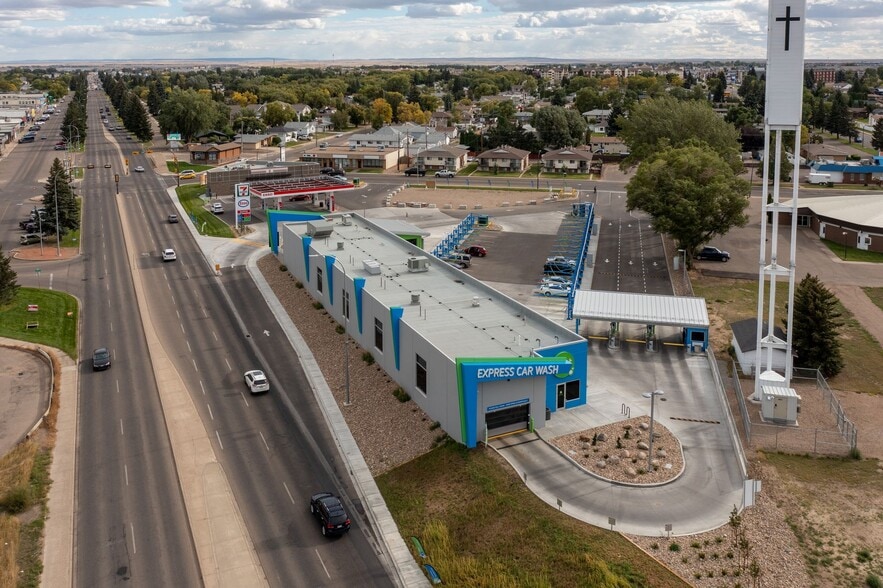 Retail Service-Oriented Property portfolio of 2 properties for sale on LoopNet.ca - Primary Photo - Image 2 of 7