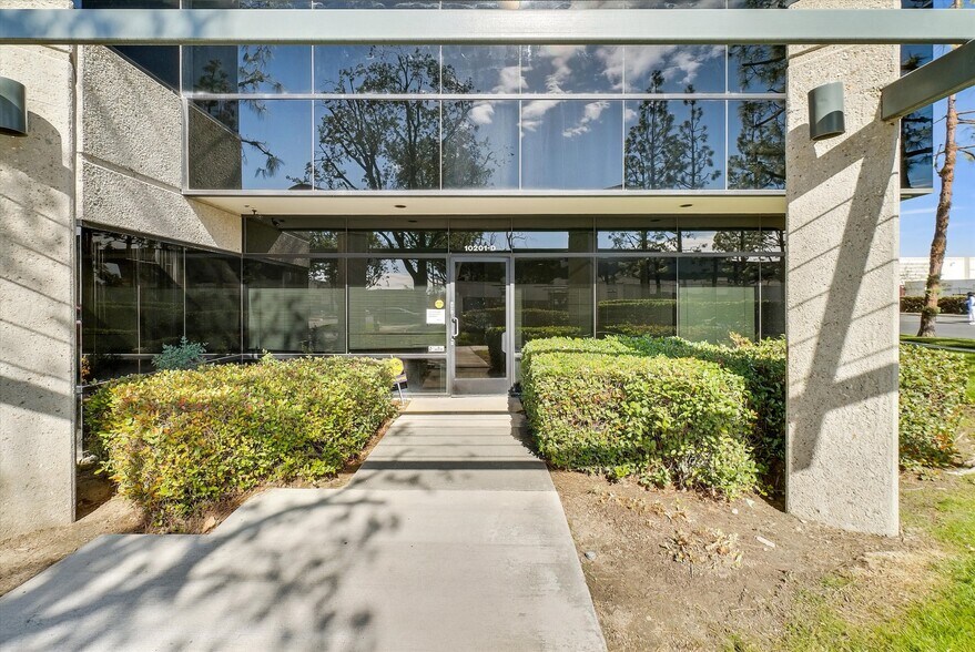 10201 Trademark St, Rancho Cucamonga, CA à louer - Photo du bâtiment - Image 2 de 7