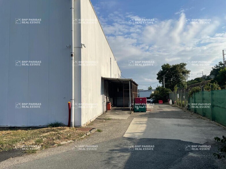 Industrial in Bassens for lease - Building Photo - Image 3 of 16