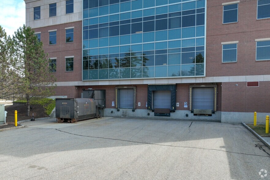 100 Liberty Way, Dover, NH à louer - Photo du bâtiment - Image 2 de 4