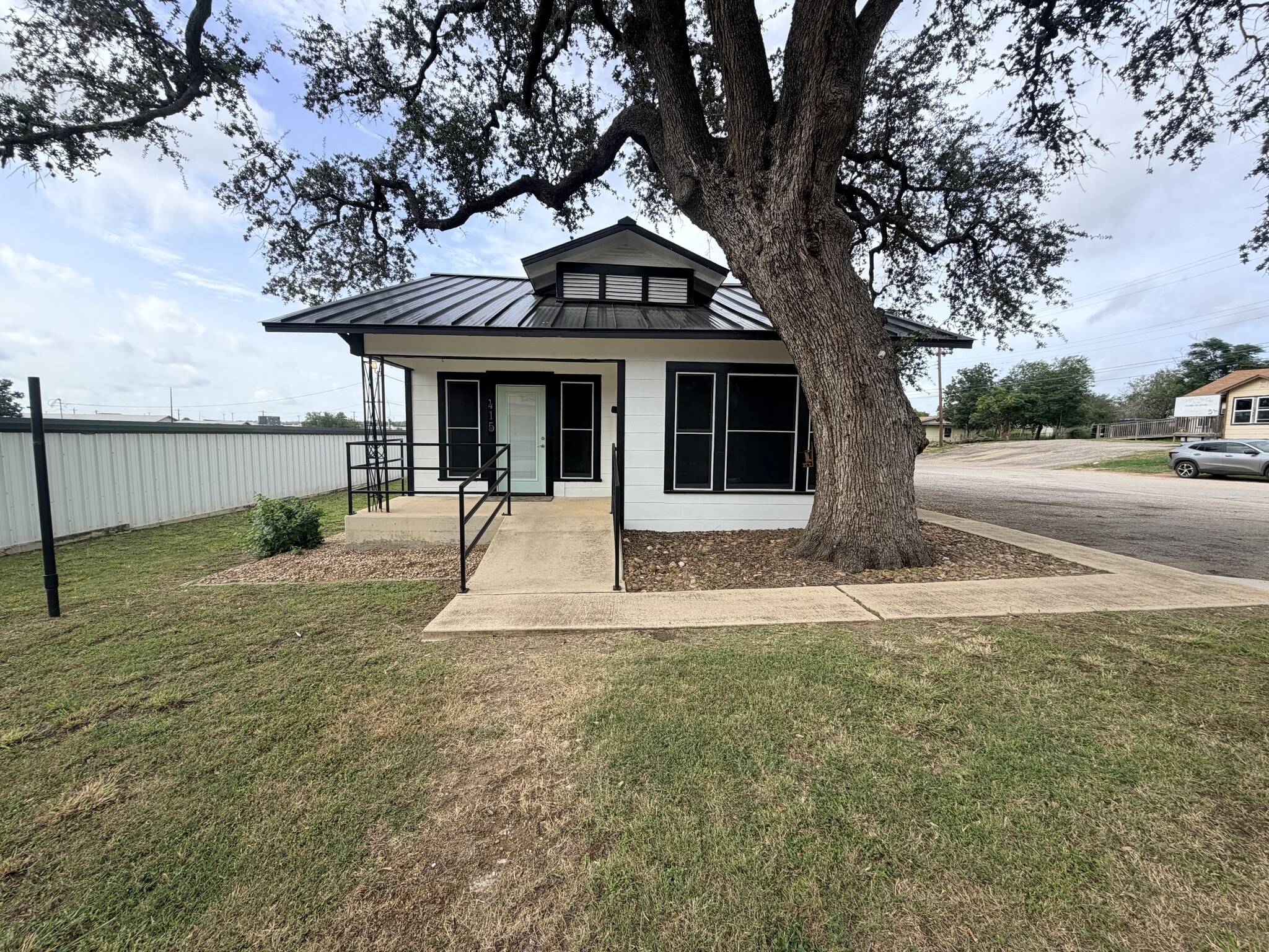 415 W Goodwin St, Pleasanton, TX à louer Photo principale- Image 1 de 17