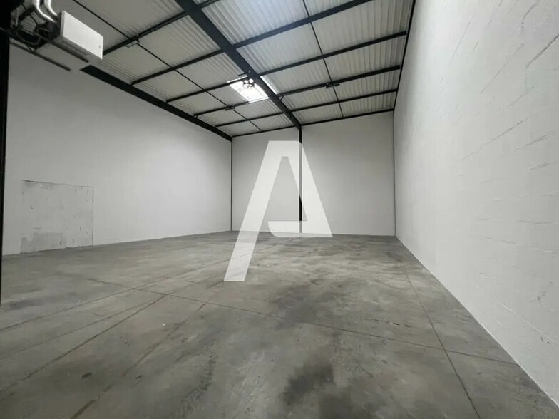 Flex in Lieusaint for lease - Interior Photo - Image 1 of 5