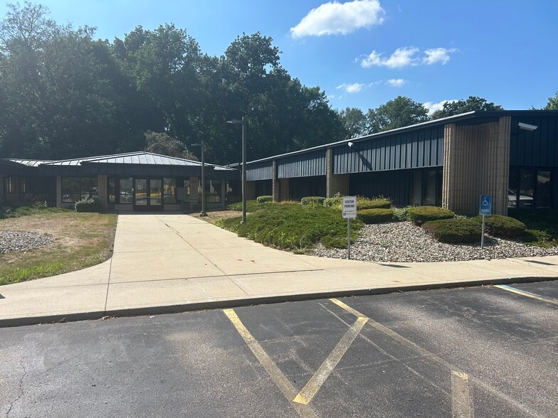 2831 Dexter Dr, Elkhart, IN for sale - Building Photo - Image 2 of 18