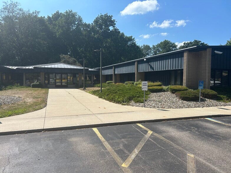 2831 Dexter Dr, Elkhart, IN à vendre - Photo du bâtiment - Image 2 de 18