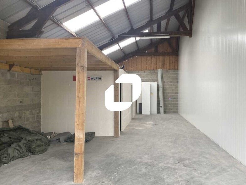 Flex in Livilliers for lease - Interior Photo - Image 2 of 11