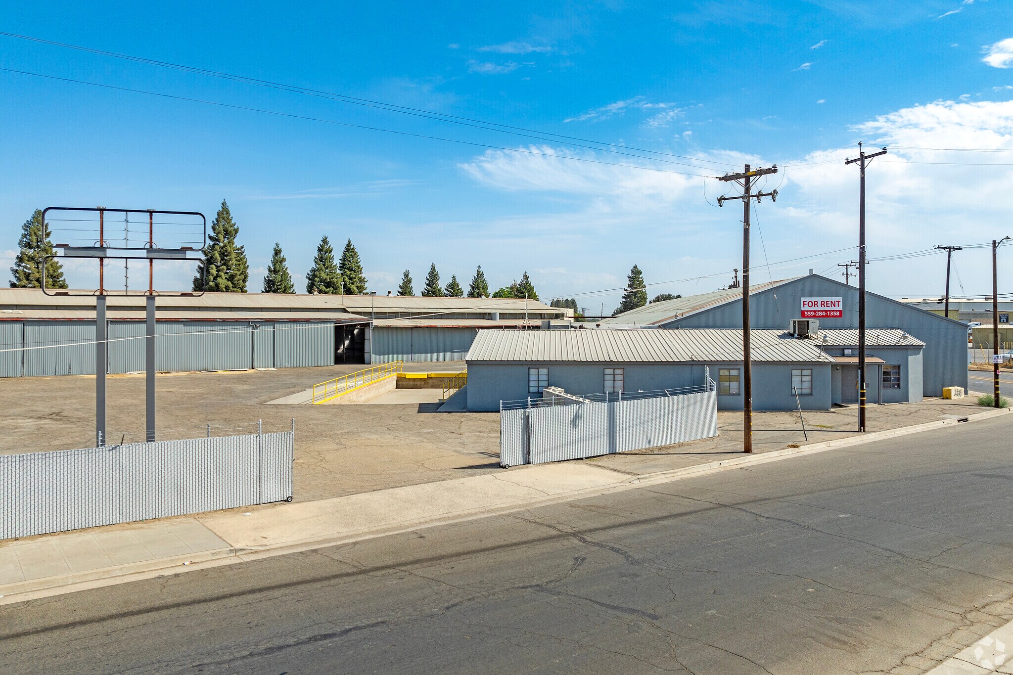 3200 E Central Ave, Fresno, CA à louer Photo du bâtiment- Image 1 de 14