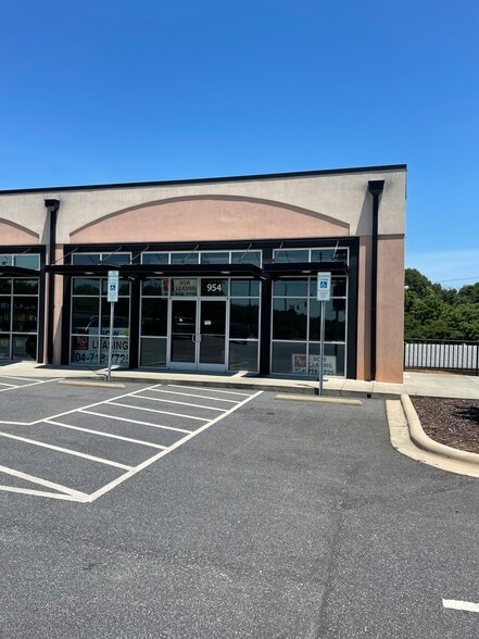 954-958 US Highway 70 SW, Hickory, NC for lease - Building Photo - Image 2 of 10
