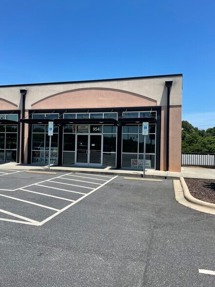 954-958 US Highway 70 SW, Hickory, NC à louer - Photo du bâtiment - Image 2 de 10