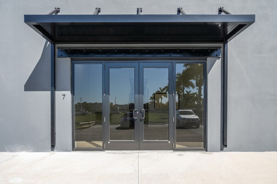 1930 N 30th Rd, Hollywood, FL for lease - Building Photo - Image 3 of 13