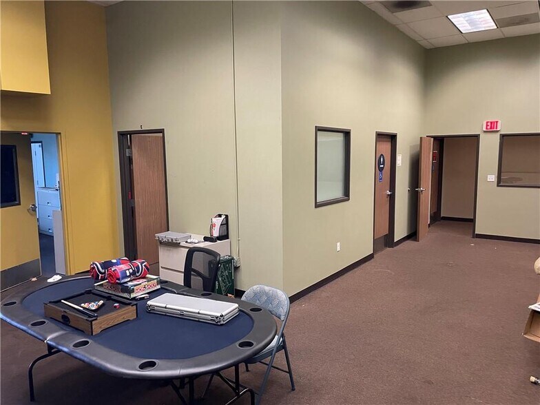 2165 Harbor Blvd, Costa Mesa, CA à vendre - Photo intérieure - Image 3 de 13