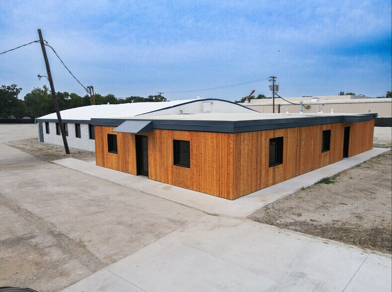 100 W Rock Island Rd, Grand Prairie, TX à vendre - Photo du bâtiment - Image 2 de 5