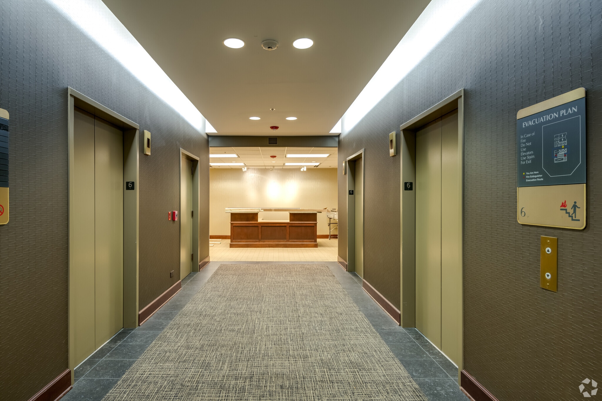 330 E Kilbourn Ave, Milwaukee, WI for lease Interior Photo- Image 1 of 9
