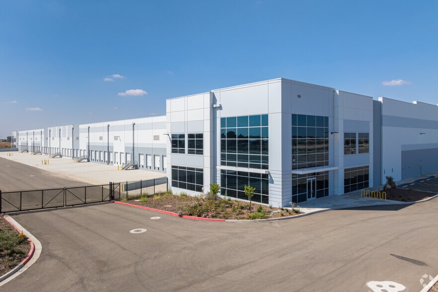 W Paige Ave & S I St, Tulare, CA for lease - Building Photo - Image 1 of 8