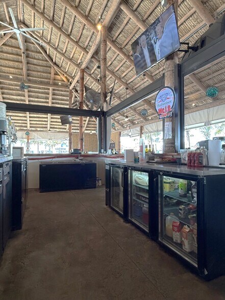 36 W Pine Ave, Eastpoint, FL à vendre - Photo intérieure - Image 2 de 62