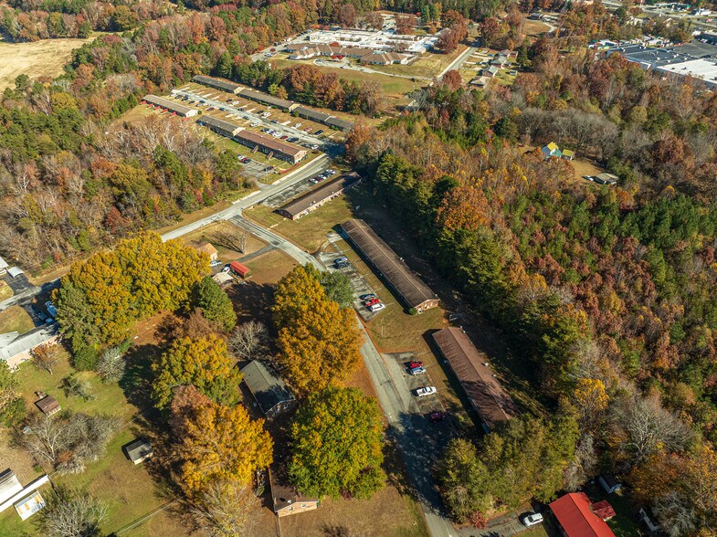 1025 Harris Dr, South Boston, VA à vendre - Photo du bâtiment - Image 3 de 25