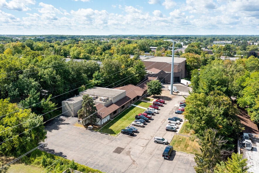 23689 Industrial Park Dr, Farmington Hills, MI for lease - Aerial - Image 3 of 19