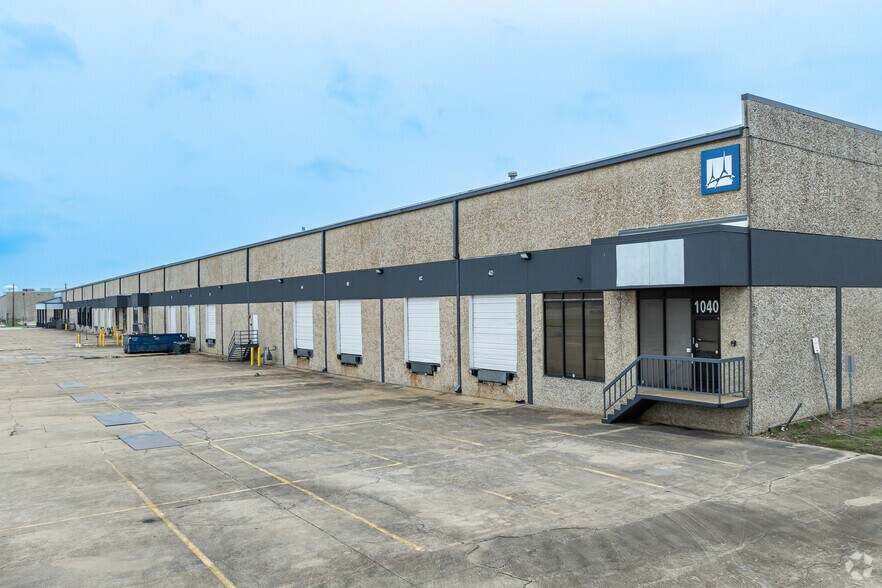 1040-1050 S State Highway 161, Grand Prairie, TX à louer - Photo du bâtiment - Image 3 de 12