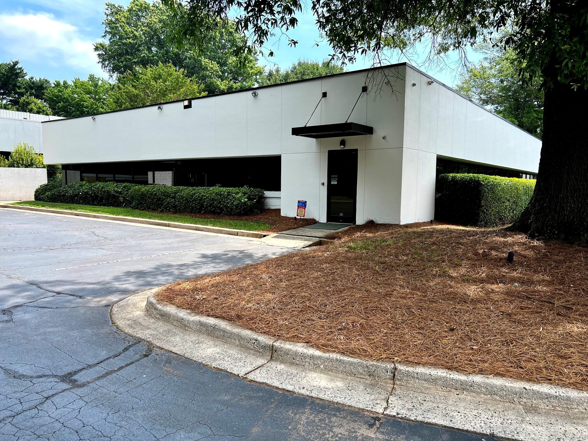 421 Minuet Ln, Charlotte, NC for lease Building Photo- Image 1 of 9