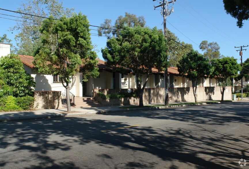 23 Hitchcock Way, Santa Barbara, CA à louer - Photo du bâtiment - Image 2 de 7
