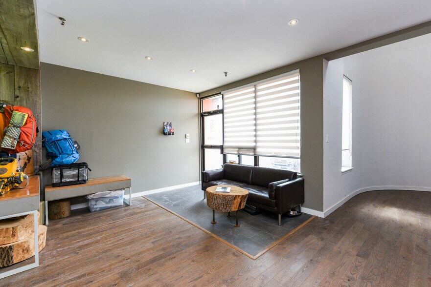 750 Oakdale Rd, Toronto, ON à vendre - Photo du bâtiment - Image 3 de 26