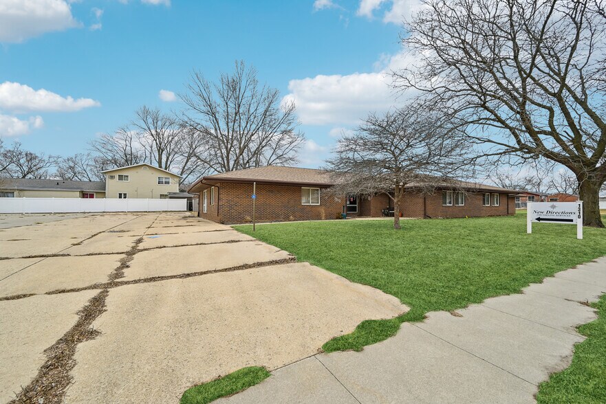 1310 Solar Dr, Waterloo, IA à vendre - Photo du bâtiment - Image 3 de 23