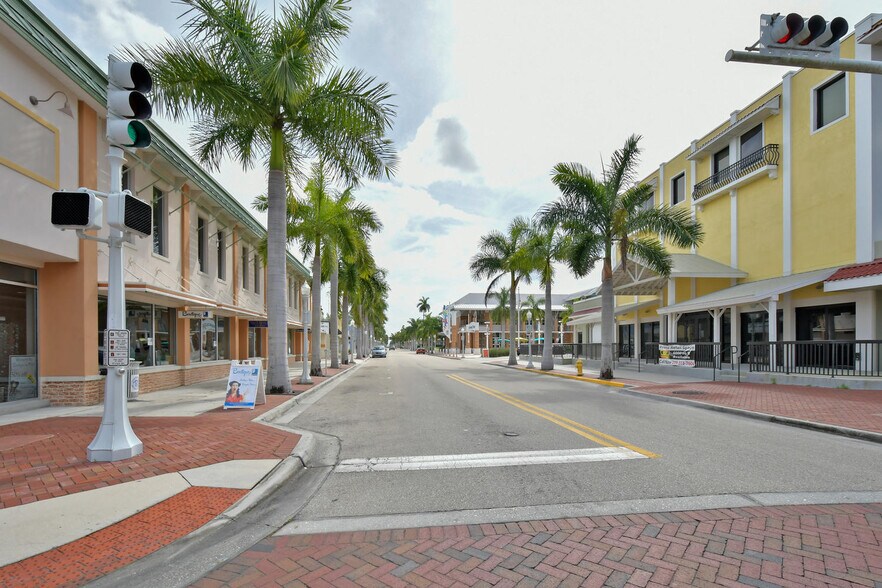 2401 1st St, Fort Myers, FL à louer - Photo du bâtiment - Image 3 de 62