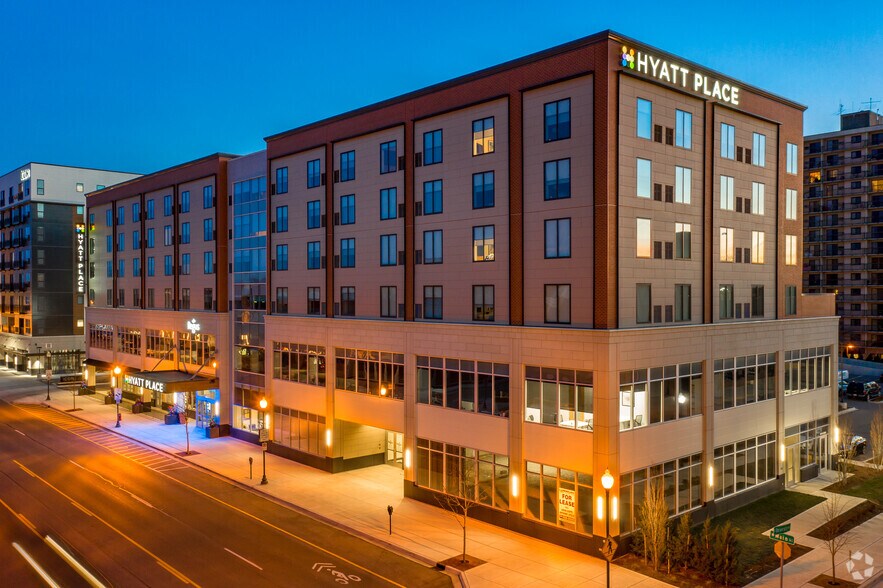 400 N Main St, Royal Oak, MI à louer - Photo du bâtiment - Image 2 de 17