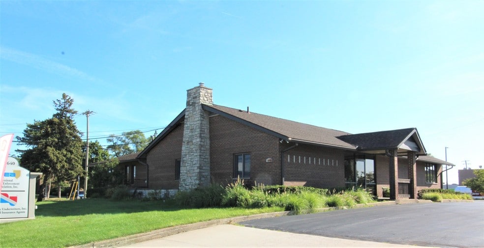 Retail/Office Portfolio portfolio of 2 properties for sale on LoopNet.ca - Primary Photo - Image 2 of 2