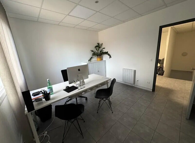 Retail in Fos-sur-Mer for lease - Building Photo - Image 2 of 4