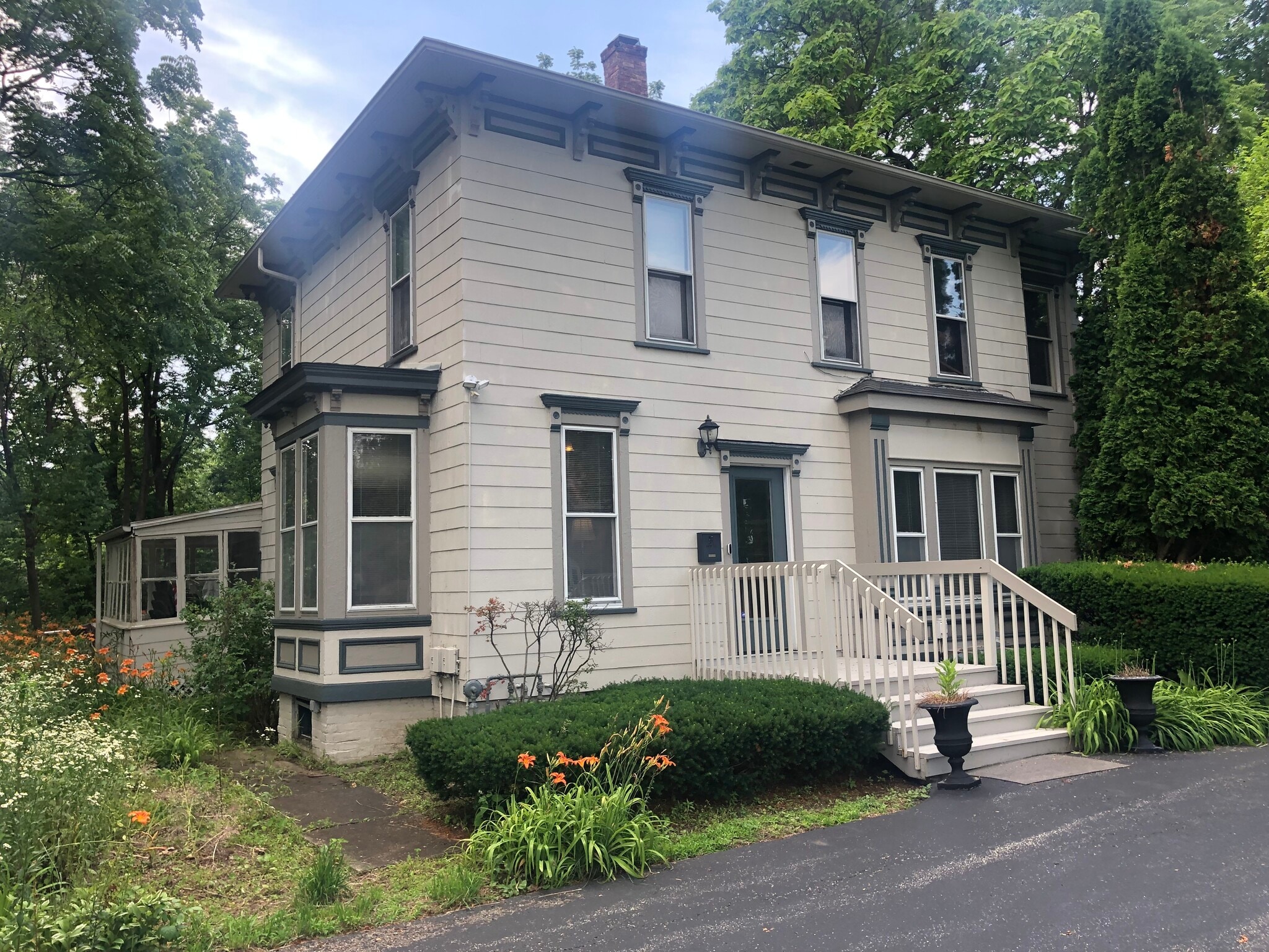 137 W Park Ave, Libertyville, IL for lease Building Photo- Image 1 of 13