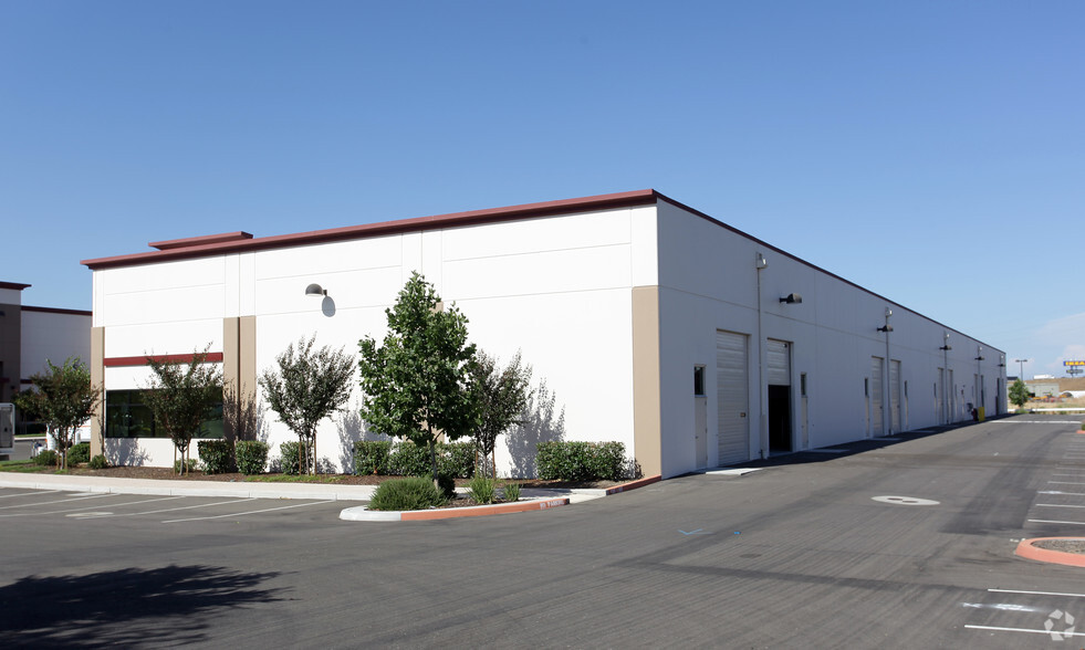 1050 Riverside Pky, West Sacramento, CA for lease - Building Photo - Image 3 of 15