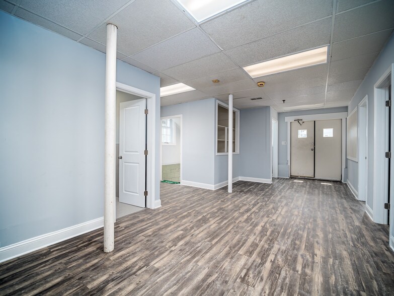 100 Central St, Milford, MA à louer - Hall d’entrée - Image 3 de 11