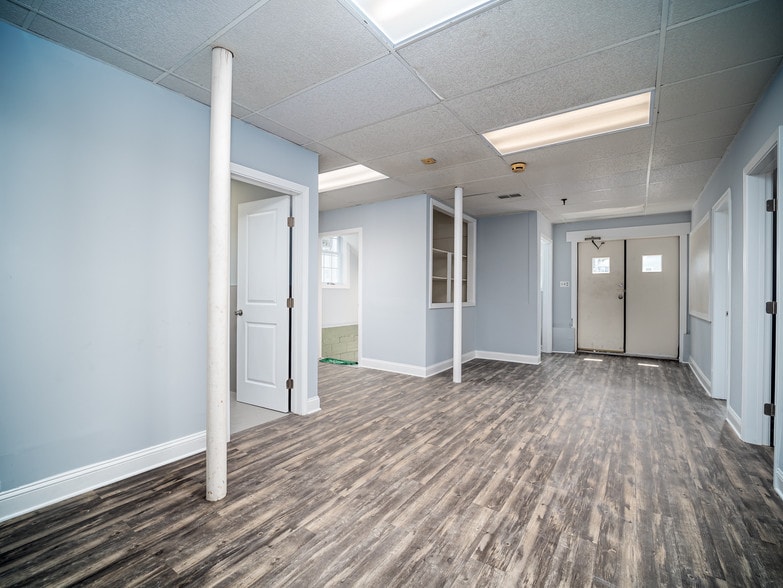 100 Central St, Milford, MA for lease - Lobby - Image 3 of 11