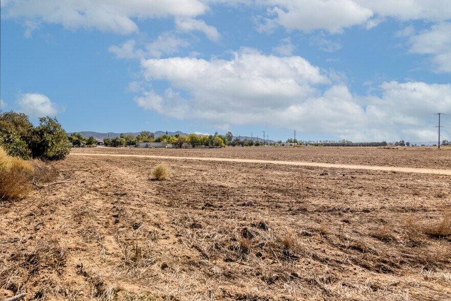 Lakeview Ave, Nuevo, CA à vendre - Photo du bâtiment - Image 3 de 37