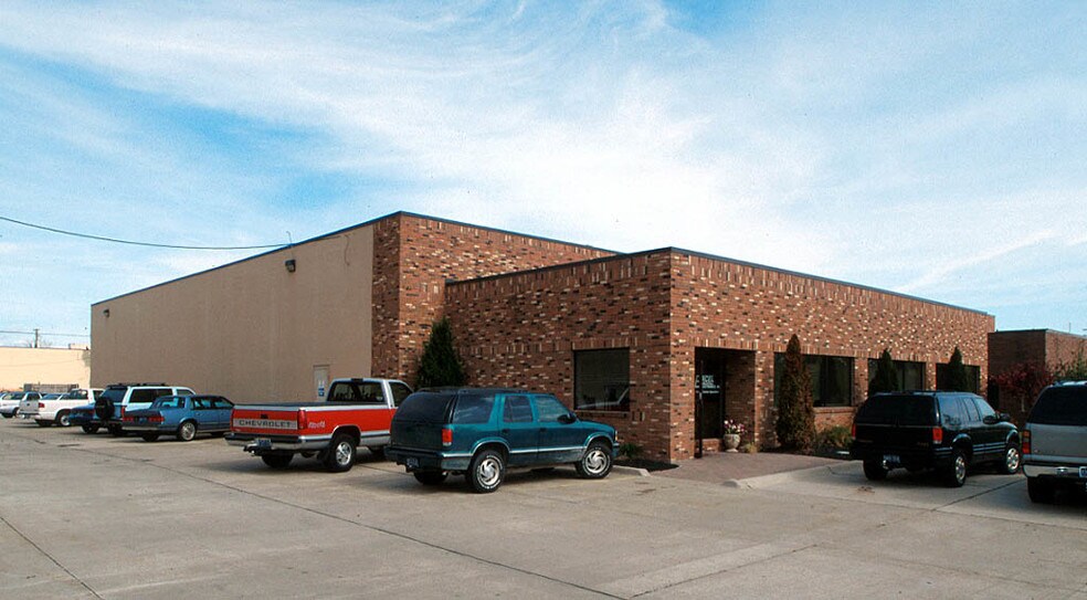 44360 Reynolds Dr, Clinton Township, MI for lease - Primary Photo - Image 1 of 2