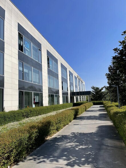 Bureau dans Lieusaint à louer - Photo du bâtiment - Image 2 de 8