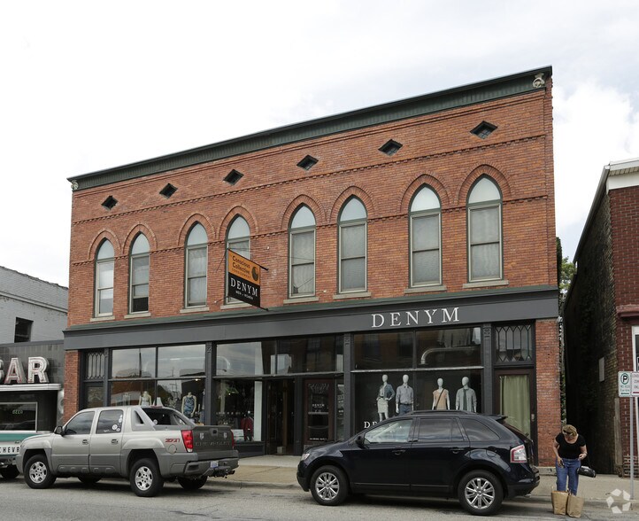 443-445 Bridge St NW, Grand Rapids, MI for lease - Building Photo - Image 2 of 4