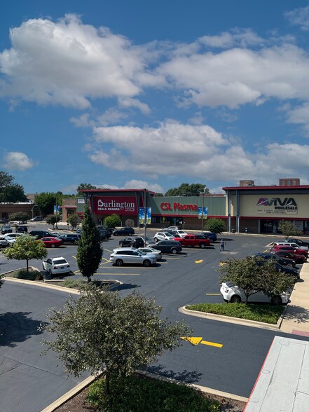 Bishop Plaza portefeuille de 3 propriétés à vendre sur LoopNet.ca - Photo du bâtiment - Image 3 de 10