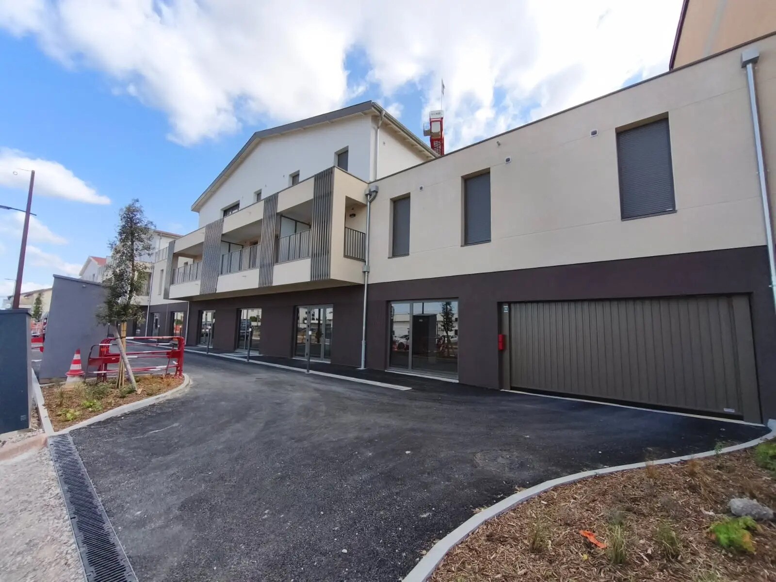 15 Avenue Charles De Gaulle, Saint-Bonnet-de-Mure for lease Primary Photo- Image 1 of 4