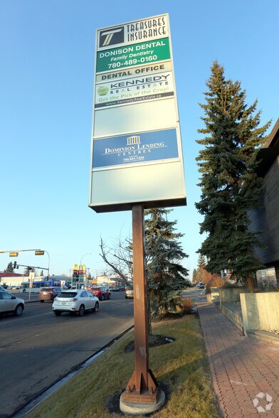 14727 87th Ave NW, Edmonton, AB à louer - Photo du bâtiment - Image 3 de 4