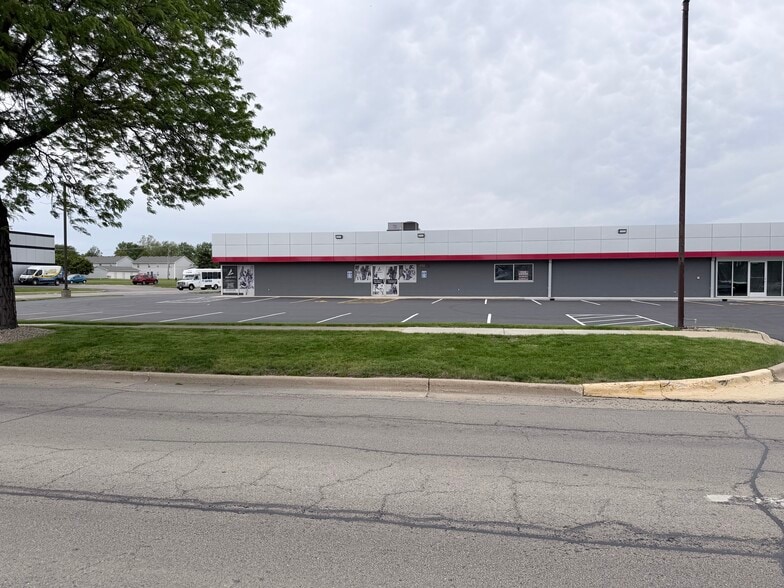 575 William Latham Dr, Bourbonnais, IL à louer - Photo du bâtiment - Image 1 de 2
