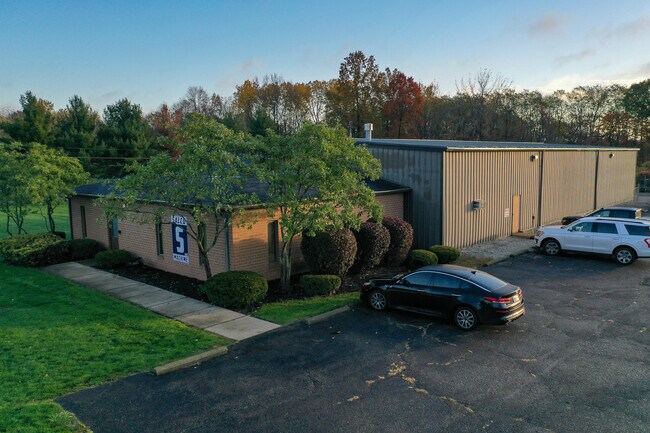 Plus de détails pour 3822 Victory Ave, Louisville, OH - Industriel à louer