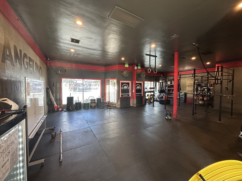 12454 Magnolia Blvd, Valley Village, CA for lease - Interior Photo - Image 3 of 8