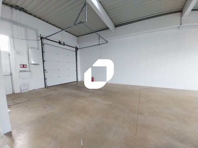 Flex in Trappes for lease - Interior Photo - Image 3 of 5